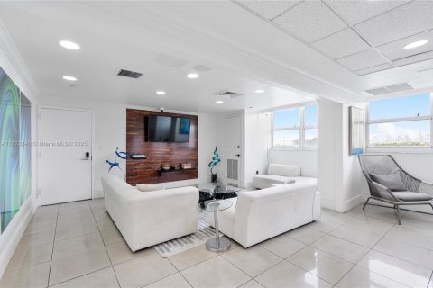 Condominio en alquiler en Hallandale Beach, Florida, 3 dormitorios, 191.84 m2 № 1788369 - foto 16