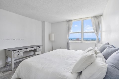 Condominio en alquiler en Hallandale Beach, Florida, 3 dormitorios, 191.84 m2 № 1788369 - foto 15