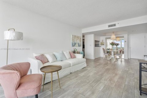 Condominio en alquiler en Hallandale Beach, Florida, 3 dormitorios, 191.84 m2 № 1788369 - foto 4