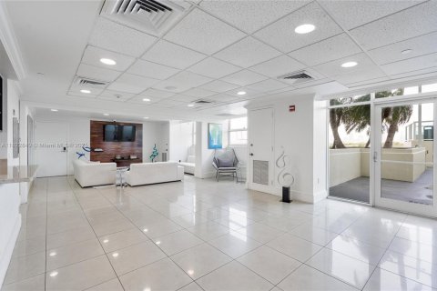 Condominio en alquiler en Hallandale Beach, Florida, 3 dormitorios, 191.84 m2 № 1788369 - foto 17