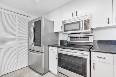 Condominio en alquiler en Hallandale Beach, Florida, 3 dormitorios, 191.84 m2 № 1788369 - foto 11