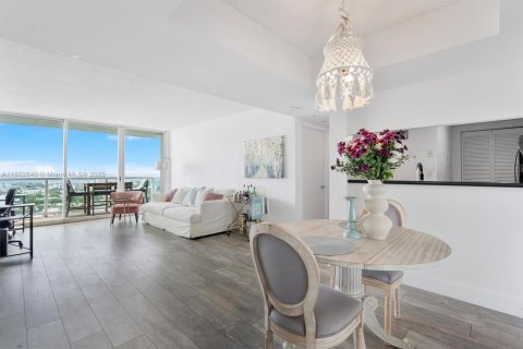 Condominio en alquiler en Hallandale Beach, Florida, 3 dormitorios, 191.84 m2 № 1788369 - foto 1