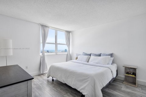 Condominio en alquiler en Hallandale Beach, Florida, 3 dormitorios, 191.84 m2 № 1788369 - foto 14