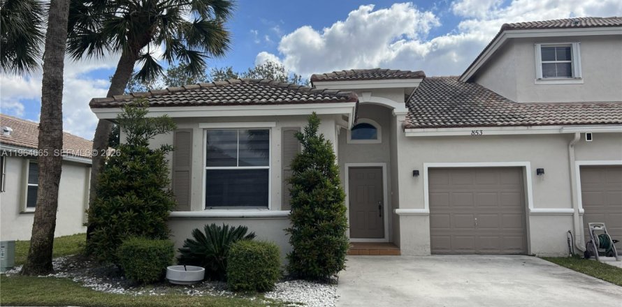 Adosado en Pembroke Pines, Florida 3 dormitorios, 127.28 m2 № 2026117