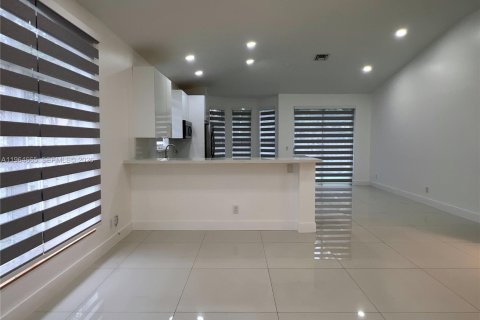 Adosado en alquiler en Pembroke Pines, Florida, 3 dormitorios, 127.28 m2 № 2026117 - foto 5
