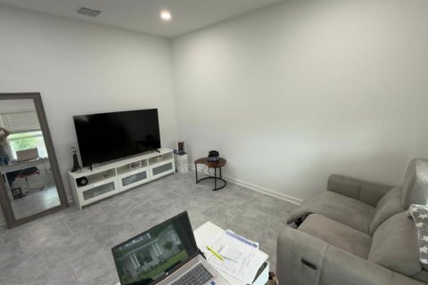 House in Apopka, Florida 4 bedrooms, 229.38 sq.m. № 2226690 - photo 13
