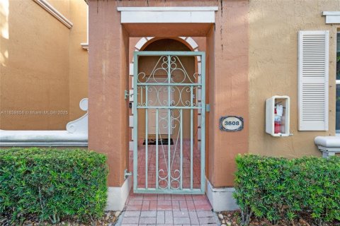 Adosado en venta en Miami Lakes, Florida, 3 dormitorios, 134.71 m2 № 1839231 - foto 1