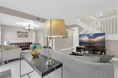 Adosado en venta en Miami Lakes, Florida, 3 dormitorios, 134.71 m2 № 1839231 - foto 7