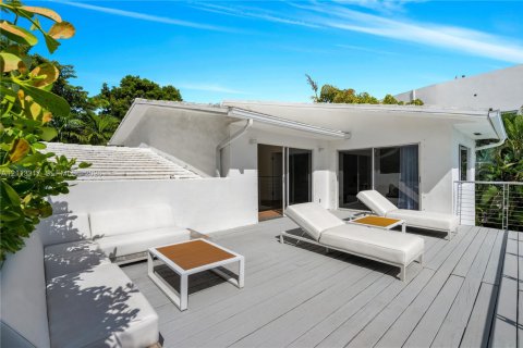 Villa ou maison à louer à Miami, Floride: 5 chambres, 311.59 m2 № 2433940 - photo 12