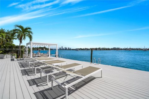 Villa ou maison à louer à Miami, Floride: 5 chambres, 311.59 m2 № 2433940 - photo 16