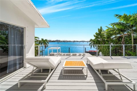 Villa ou maison à louer à Miami, Floride: 5 chambres, 311.59 m2 № 2433940 - photo 13