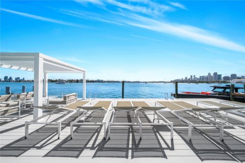 Villa ou maison à louer à Miami, Floride: 5 chambres, 311.59 m2 № 2433940 - photo 15