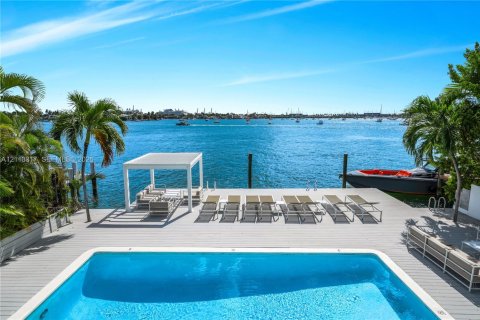 Villa ou maison à louer à Miami, Floride: 5 chambres, 311.59 m2 № 2433940 - photo 2