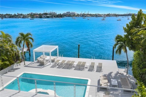 Villa ou maison à louer à Miami, Floride: 5 chambres, 311.59 m2 № 2433940 - photo 17