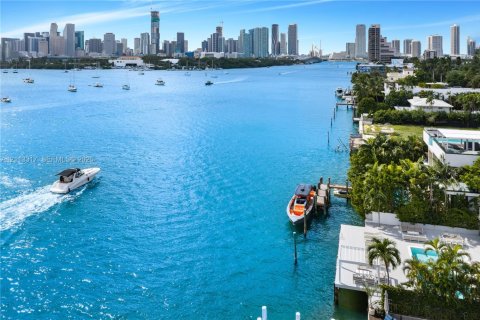Villa ou maison à louer à Miami, Floride: 5 chambres, 311.59 m2 № 2433940 - photo 19