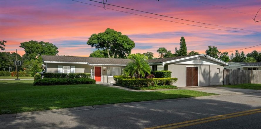 House in Maitland, Florida 3 bedrooms, 181.16 sq.m. № 1819081