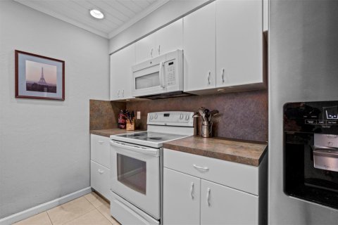 Condo in Wilton Manors, Florida, 2 bedrooms № 2083072 - photo 13