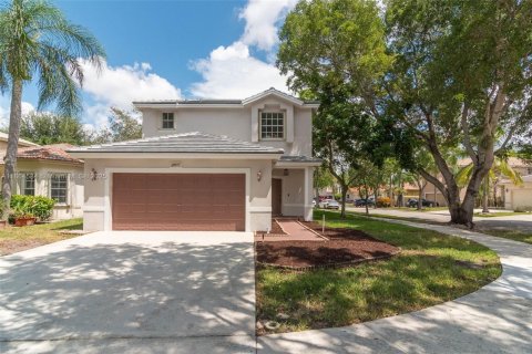 House in Coconut Creek, Florida 3 bedrooms, 168.71 sq.m. № 1892675 - photo 1