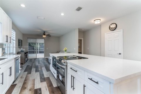 House in Coconut Creek, Florida 3 bedrooms, 168.71 sq.m. № 1892675 - photo 3