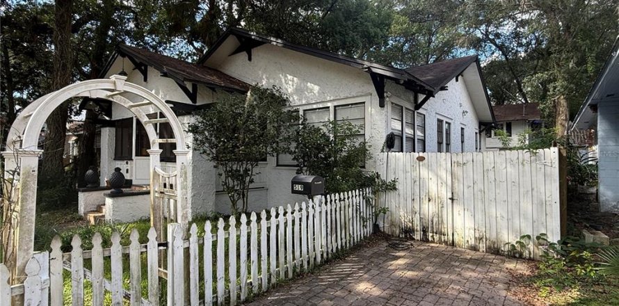 House in Orlando, Florida 4 bedrooms, 181.72 sq.m. № 2420491