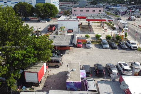 Commercial property in Miami, Florida № 1794083 - photo 1