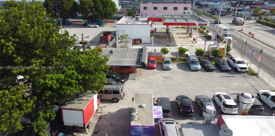 Commercial property in Miami, Florida № 1794083
