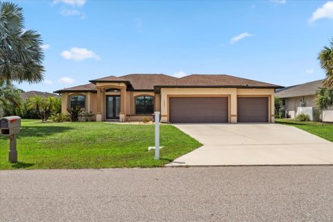 House in Punta Gorda, Florida 3 bedrooms, 187.66 sq.m. № 1786696 - photo 2