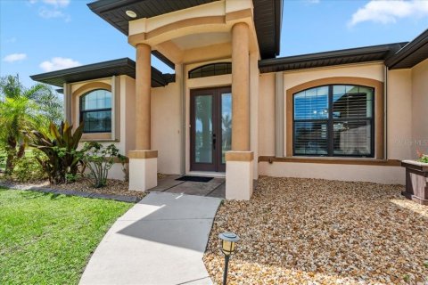 House in Punta Gorda, Florida 3 bedrooms, 187.66 sq.m. № 1786696 - photo 4