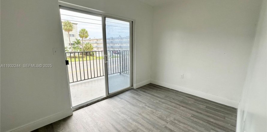 Квартира в Норт-Майами, Флорида 2 спальни, 3319.4м2 № 1990813