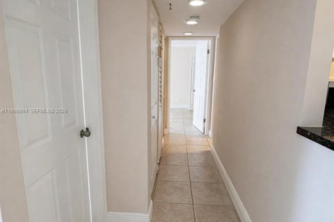 Condo in Miami Beach, Florida, 2 bedrooms  № 2060984 - photo 7