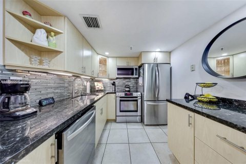 Condo in Miami Beach, Florida, 2 bedrooms  № 2060984 - photo 11