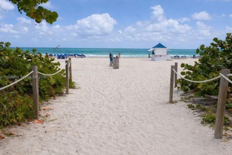 Condo in Miami Beach, Florida, 2 bedrooms  № 2060984 - photo 25