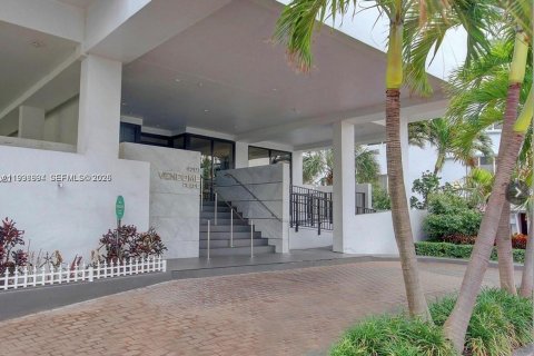 Condo in Miami Beach, Florida, 2 bedrooms  № 2060984 - photo 15