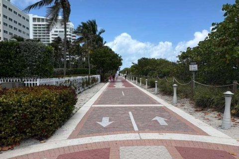 Condo in Miami Beach, Florida, 2 bedrooms  № 2060984 - photo 24