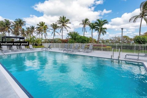 Condo in Miami Beach, Florida, 2 bedrooms  № 2060984 - photo 21