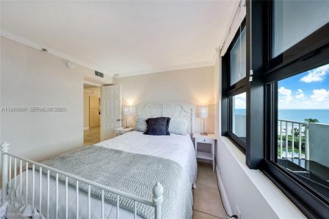 Condo in Miami Beach, Florida, 2 bedrooms  № 2060984 - photo 9