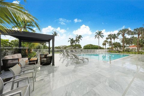 Condo in Miami Beach, Florida, 2 bedrooms  № 2060984 - photo 19