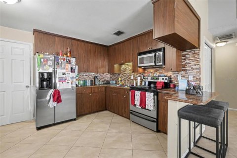 House in Tampa, Florida 3 bedrooms, 139.54 sq.m. № 2233730 - photo 12