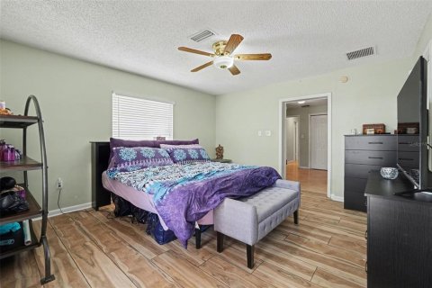 House in Tampa, Florida 3 bedrooms, 139.54 sq.m. № 2233730 - photo 16