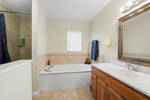 House in Tampa, Florida 3 bedrooms, 139.54 sq.m. № 2233730 - photo 19