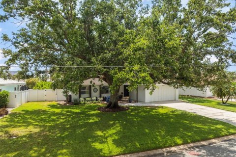 House in Saint Petersburg, Florida 3 bedrooms, 143.44 sq.m. № 1759441 - photo 4