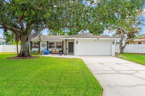 House in Saint Petersburg, Florida 3 bedrooms, 143.44 sq.m. № 1759441 - photo 1