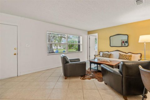 House in Saint Petersburg, Florida 3 bedrooms, 143.44 sq.m. № 1759441 - photo 19