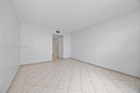 Condo in Aventura, Florida, 1 bedroom  № 1870033 - photo 13