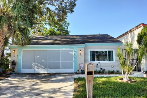 House in Hudson, Florida 2 bedrooms, 147.16 sq.m. № 1835077 - photo 1