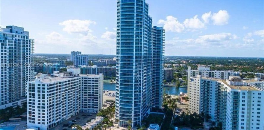 Condo in Hollywood, Florida, 3 bedrooms  № 2152542