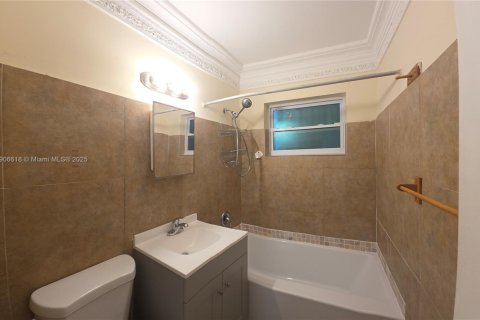 House in North Miami, Florida 3 bedrooms, 87.89 sq.m. № 1957217 - photo 9