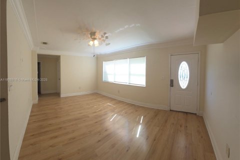 House in North Miami, Florida 3 bedrooms, 87.89 sq.m. № 1957217 - photo 13