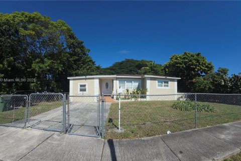 House in North Miami, Florida 3 bedrooms, 87.89 sq.m. № 1957217 - photo 1