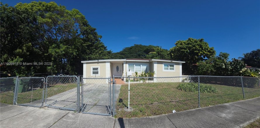 House in North Miami, Florida 3 bedrooms, 87.89 sq.m. № 1957217